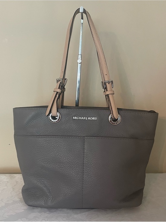 Michael Kors Handbags - Michael Kors Bedford Pearl Grey Pebbled Leather Tote Bag EUC